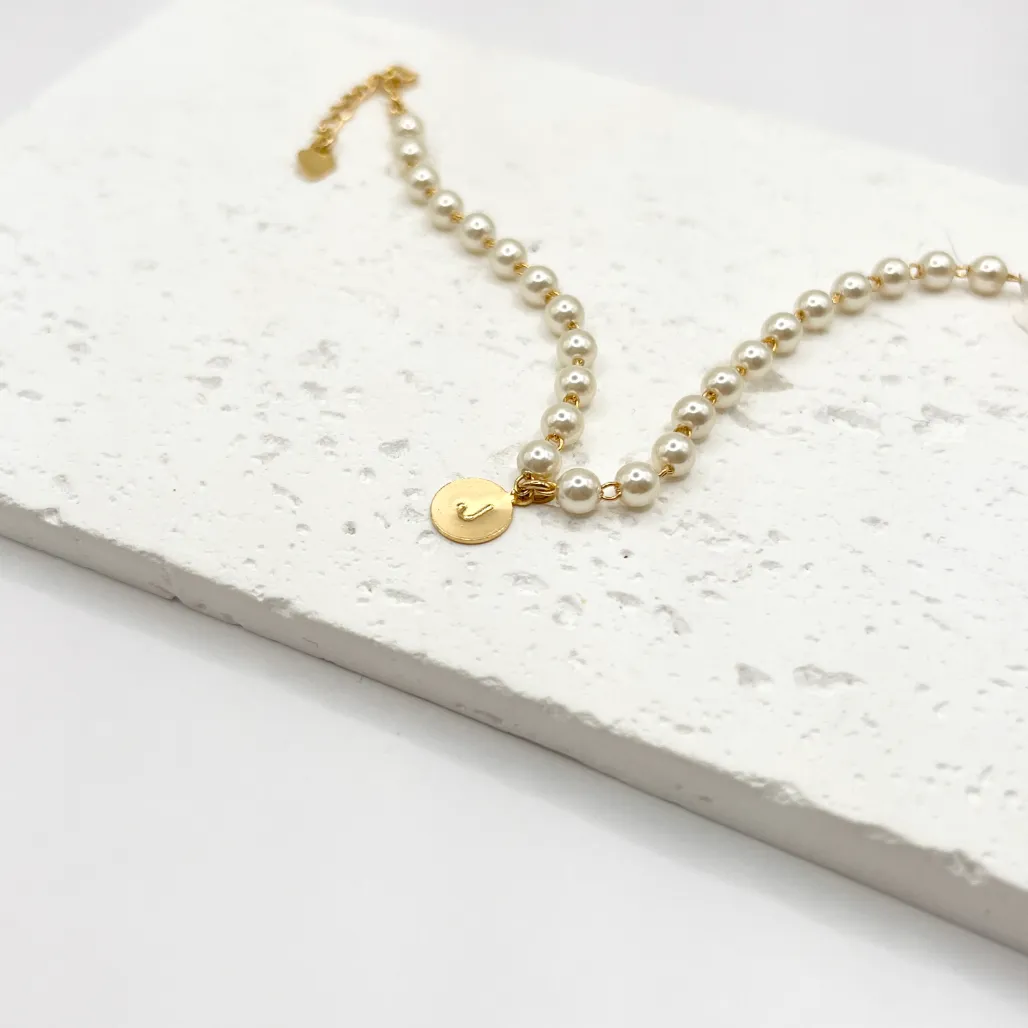 PULSEIRA PÉROLAS COM PLACA DE LETRA MARTELADA - J