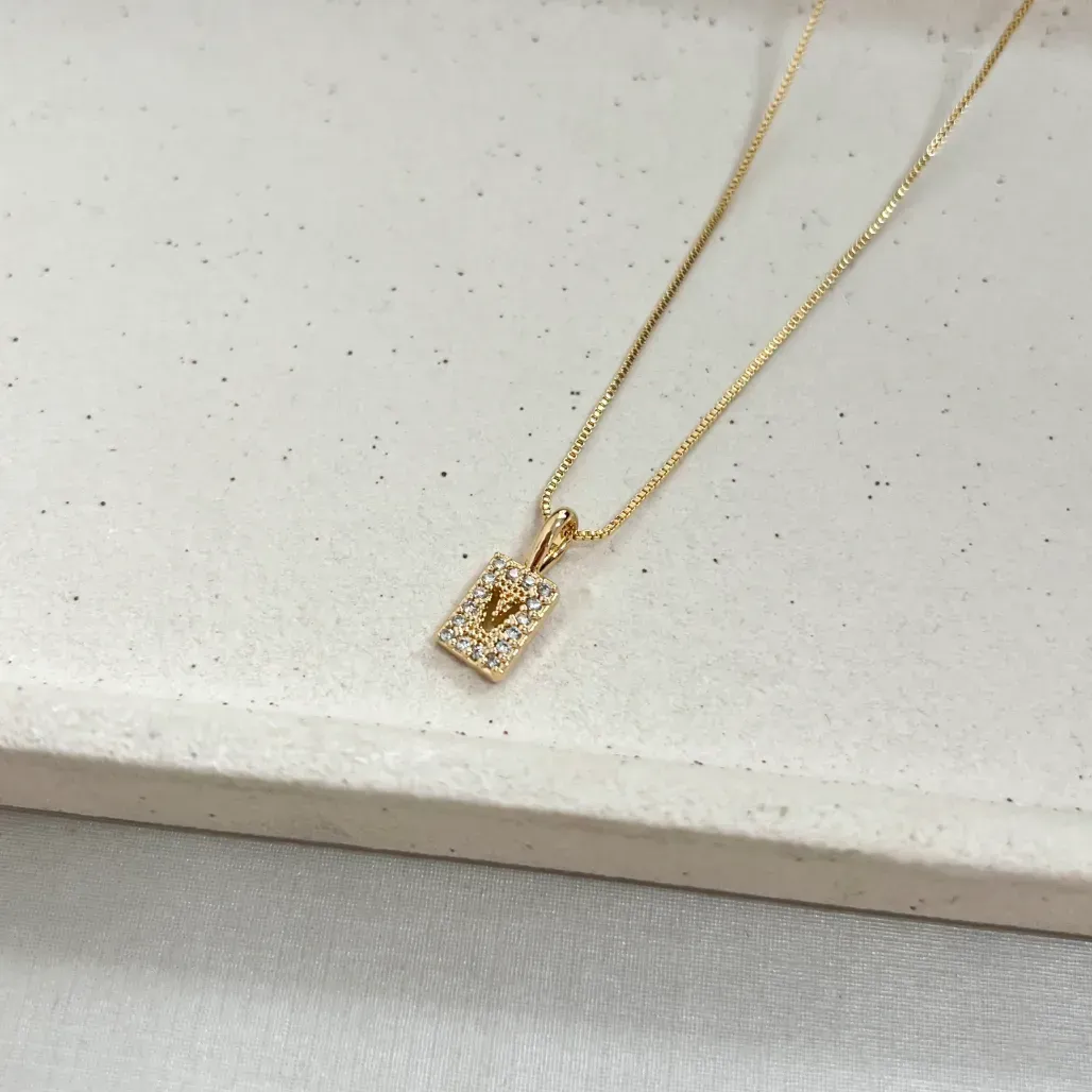 COLAR LETRA MINI MEDALHA CRAVEJADA COM LETRA - V
