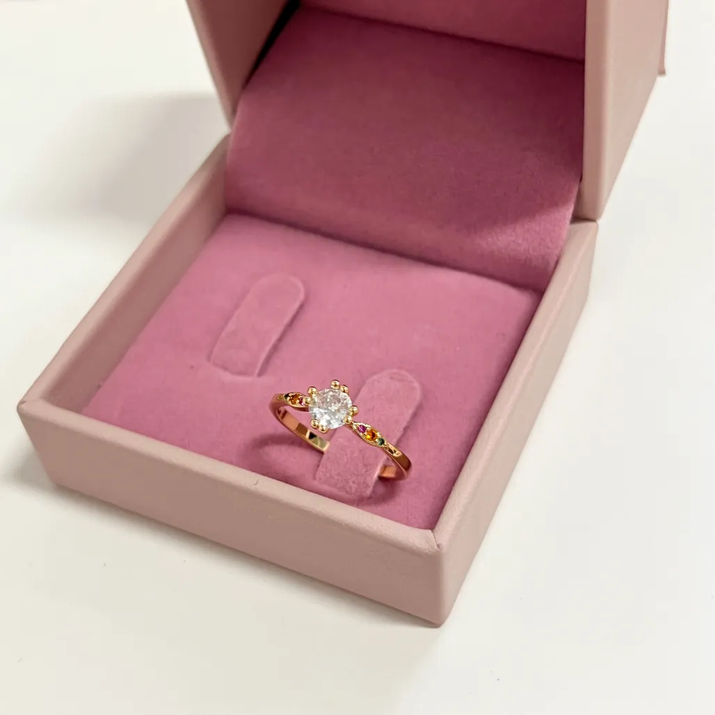 ANEL SOLITÁRIO COM MICRO ZIRCONIA COLORIDA NO ARO