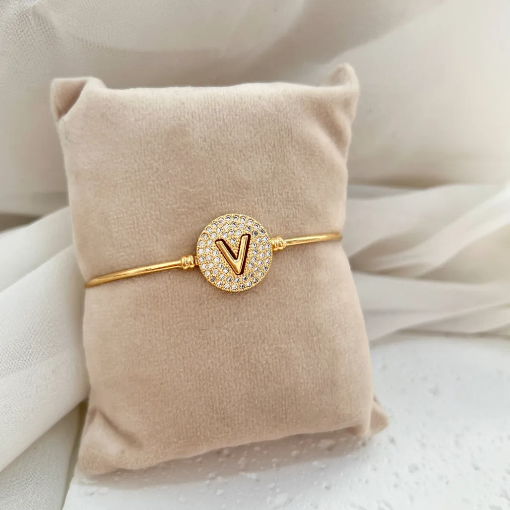 BRACELETE LETRA COM ENCAIXE CRAVEJADO - V