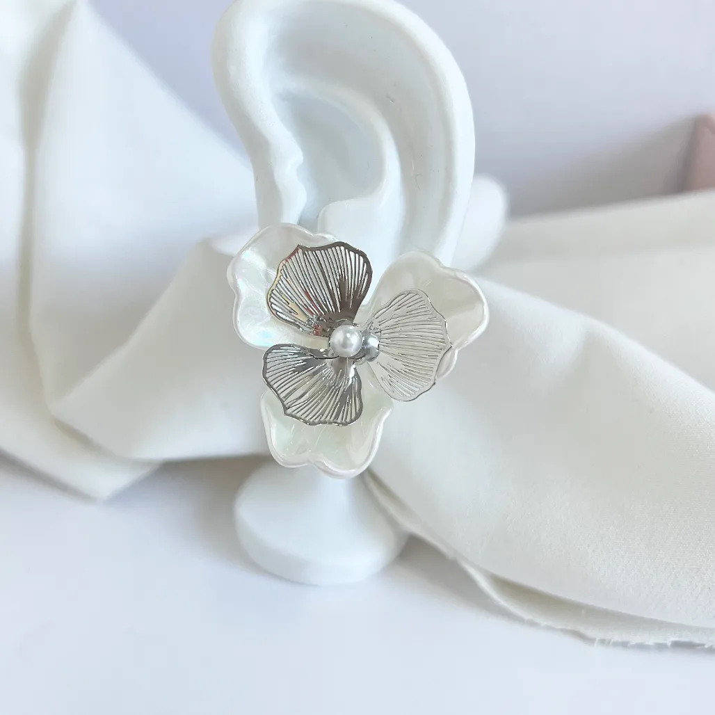 BRINCO FLOR EM MADRE PÉROLA E METAL