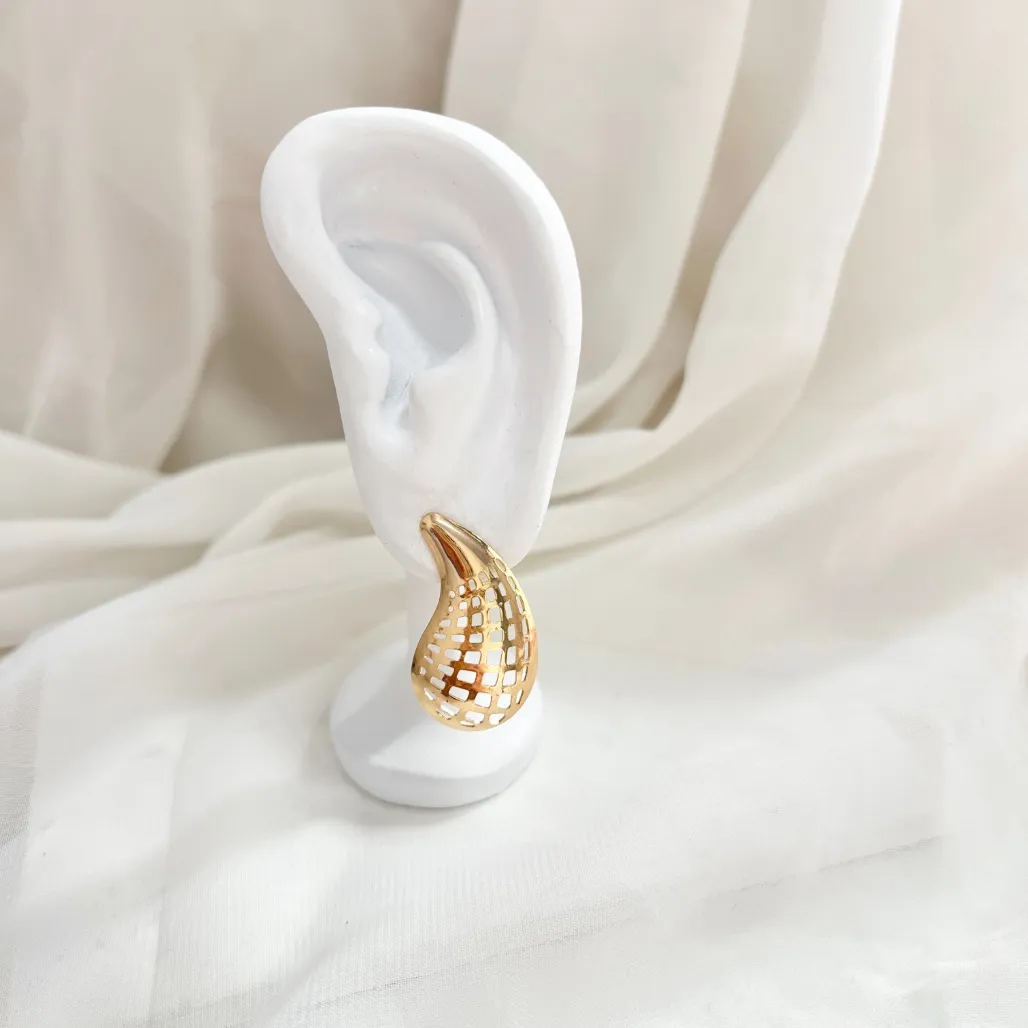 BRINCO GOTA CHAPA 3CM COM DETALHES VAZADOS