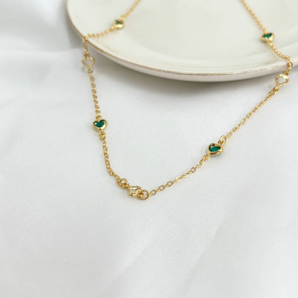 COLAR CHOKER CORAÇÕES VERDES VAZADOS E DE PEDRINHAS 45CM