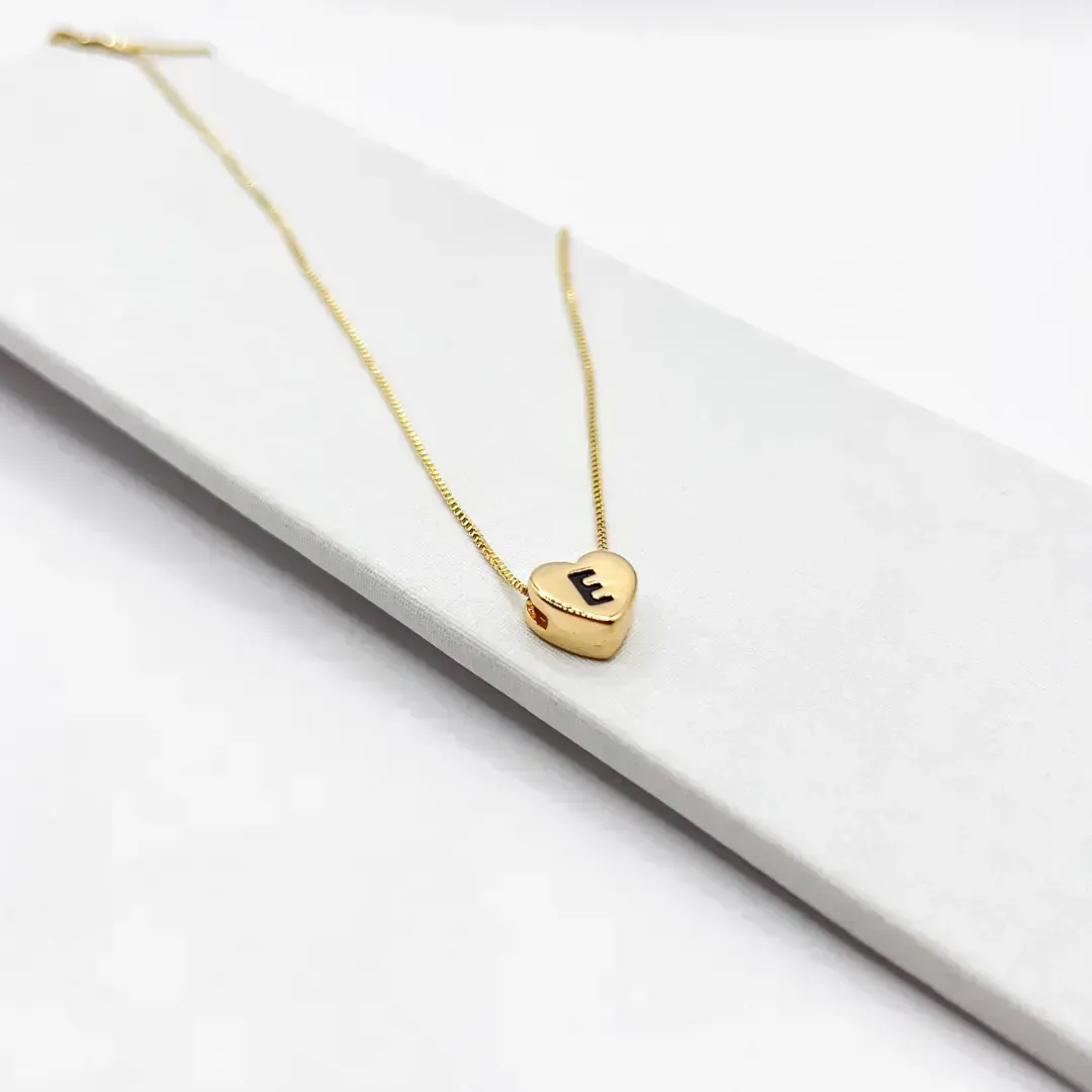 COLAR CORAÇÃO 0.9MM COM LETRA E DETALHE EM PRETO - E