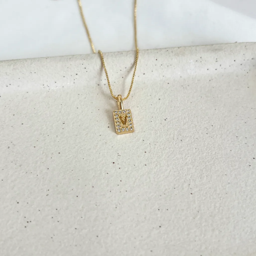 COLAR LETRA MINI MEDALHA CRAVEJADA COM LETRA - V