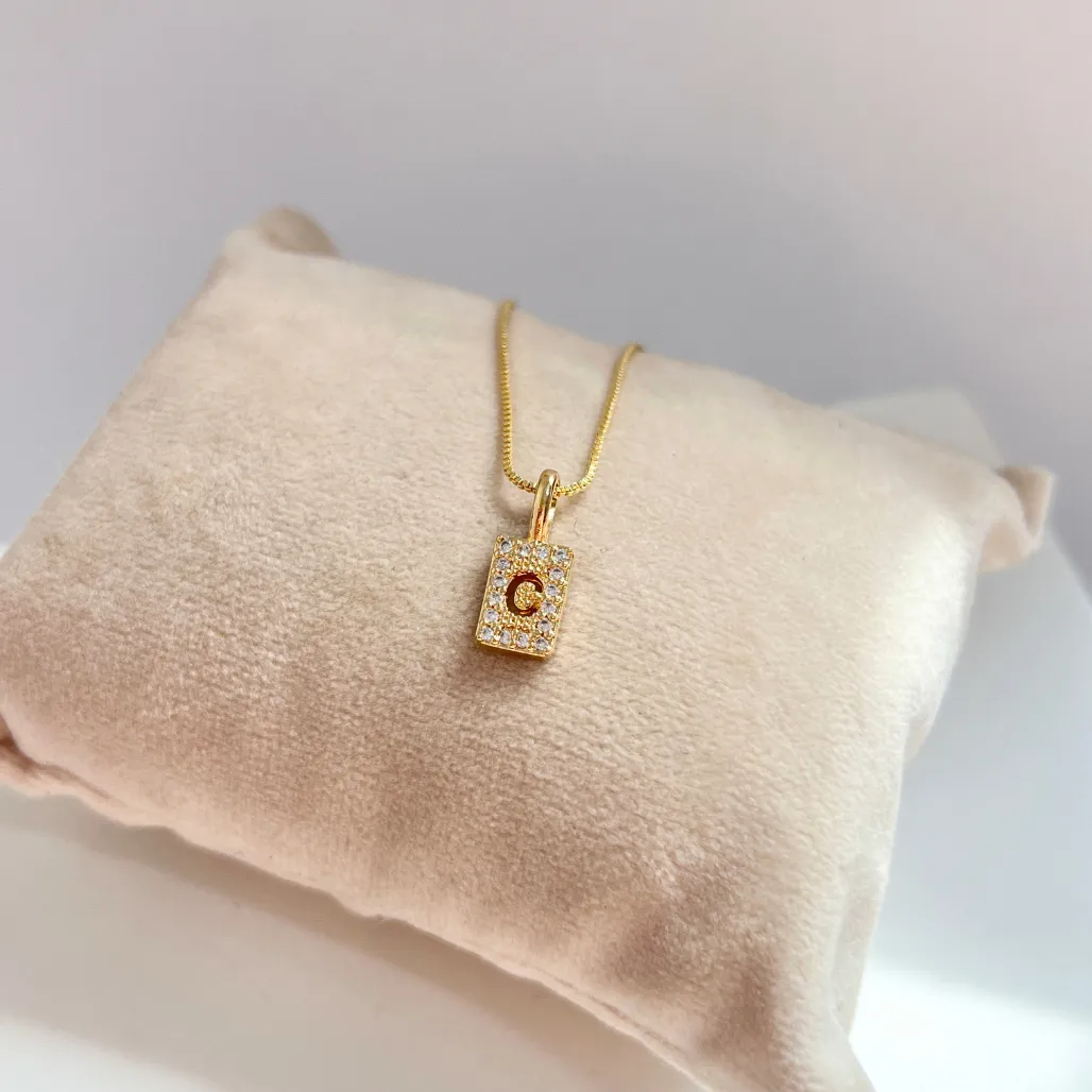 COLAR LETRA MINI MEDALHA CRAVEJADA COM LETRA - C