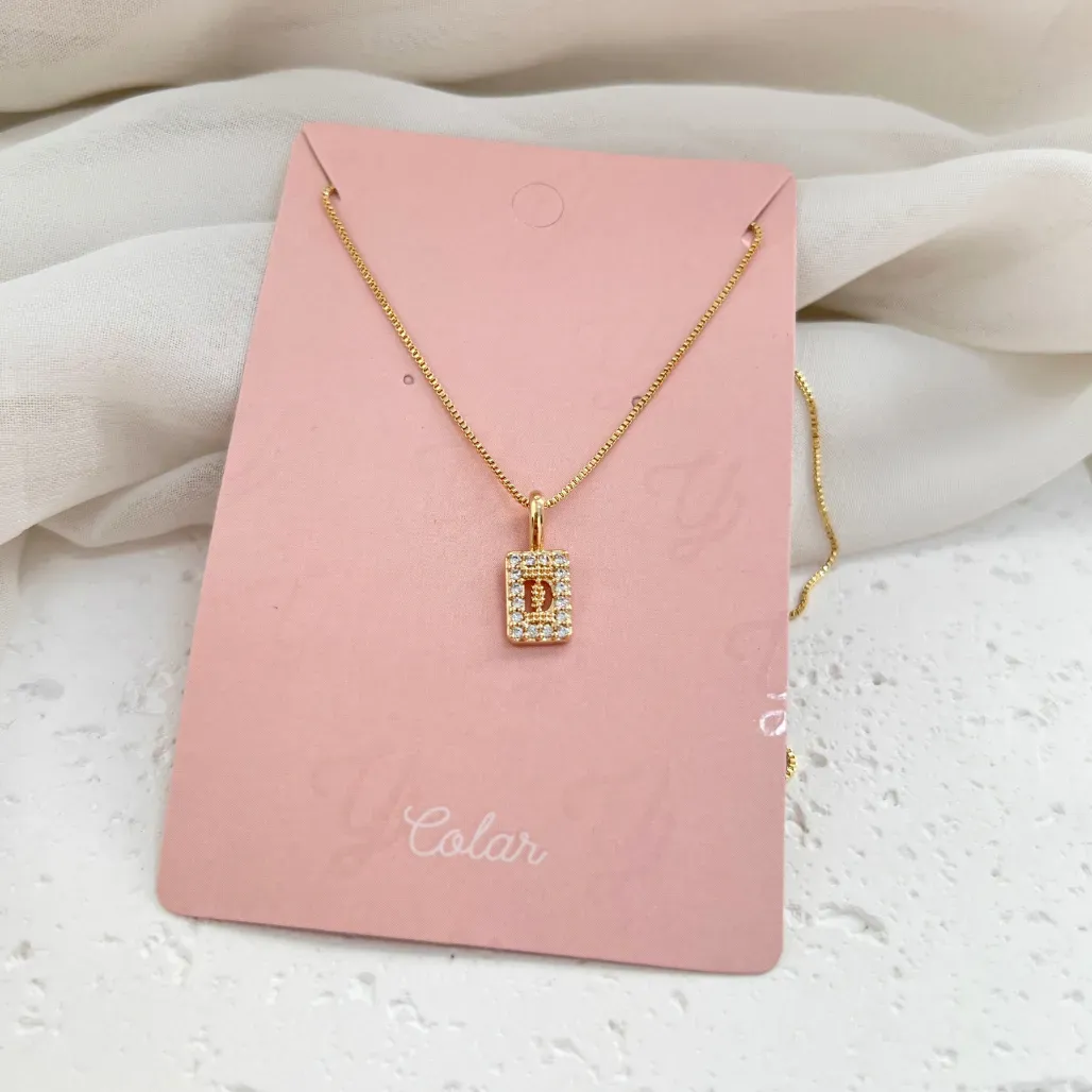 COLAR LETRA MINI MEDALHA CRAVEJADA COM LETRA - D