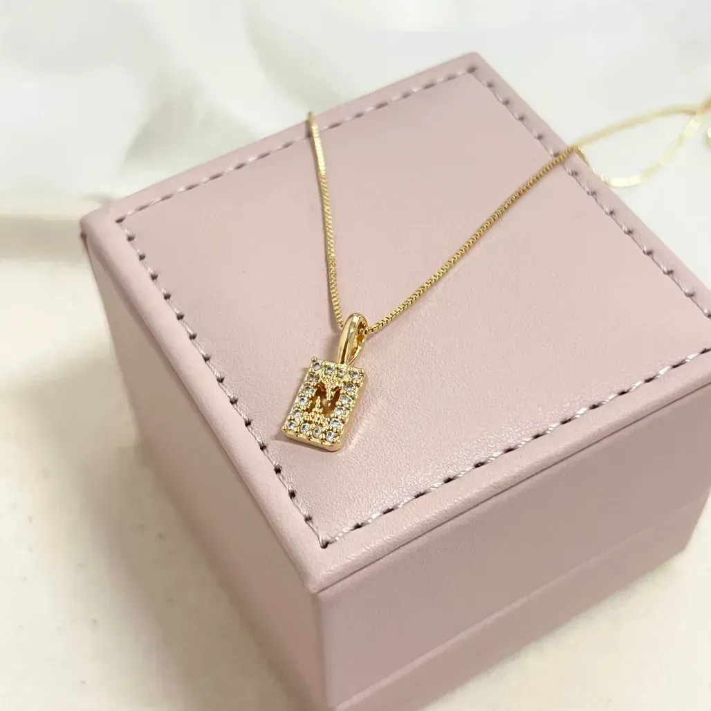 COLAR LETRA MINI MEDALHA CRAVEJADA COM LETRA - N