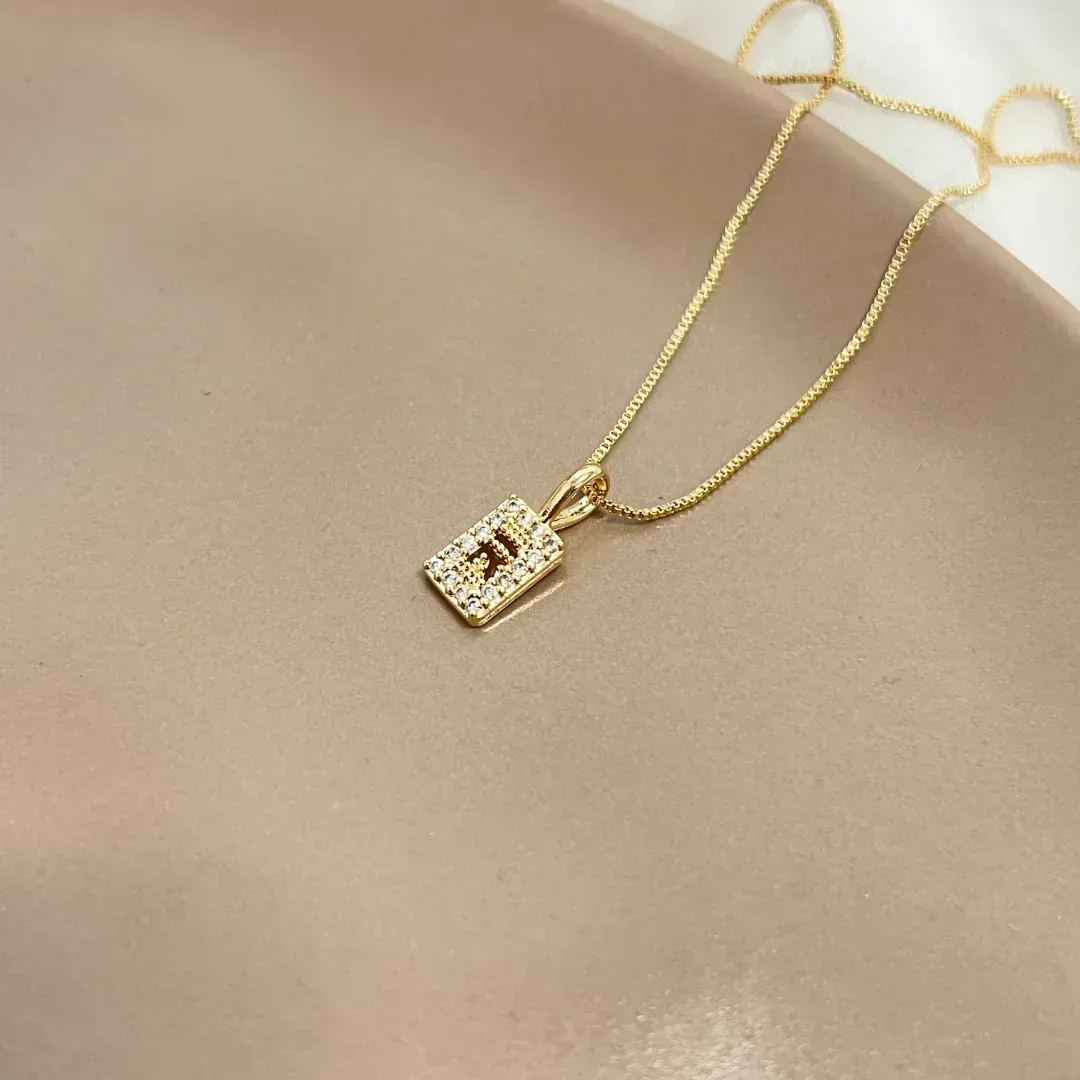 COLAR LETRA MINI MEDALHA CRAVEJADA COM LETRA - R