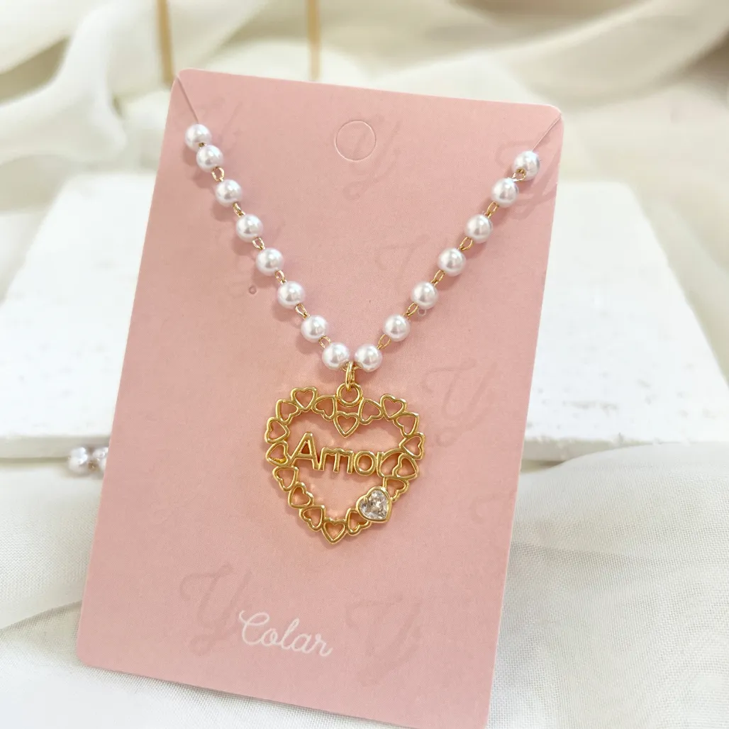 COLAR MINI PÉROLA COM PINGENTE DE CORAÇÃO ESCRITO AMOR 45CM