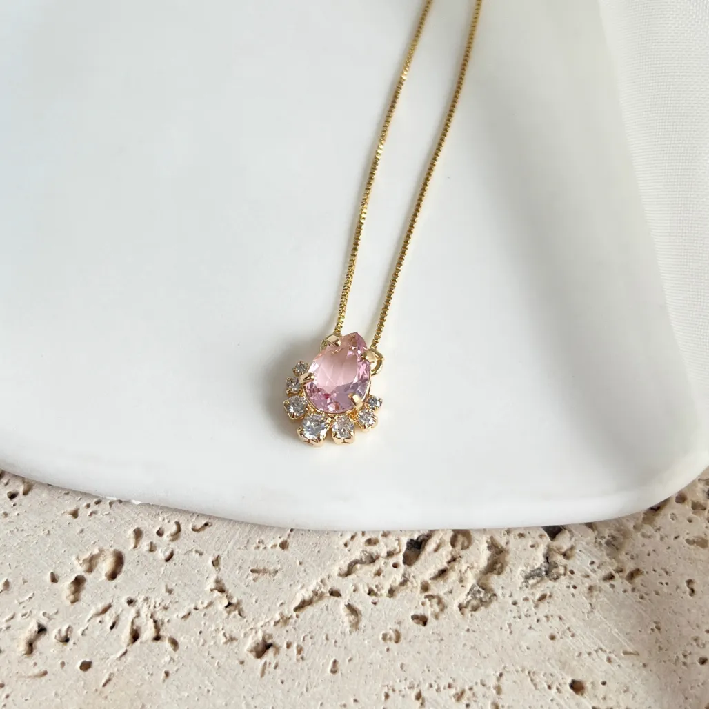 COLAR PINGENTE GOTA ROSA COM PEDRAS CRISTAIS - VENEZANA 50CM