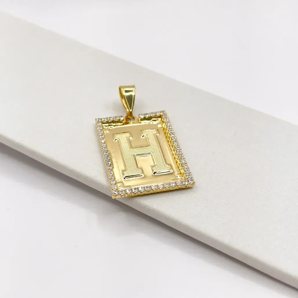PINGENTE MEDALHA QUADRADA DE LETRA COM RIVIERA - H