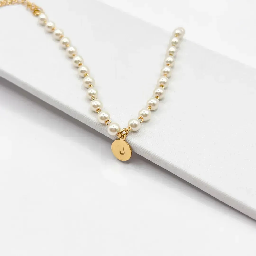 PULSEIRA PÉROLAS COM PLACA DE LETRA MARTELADA - J