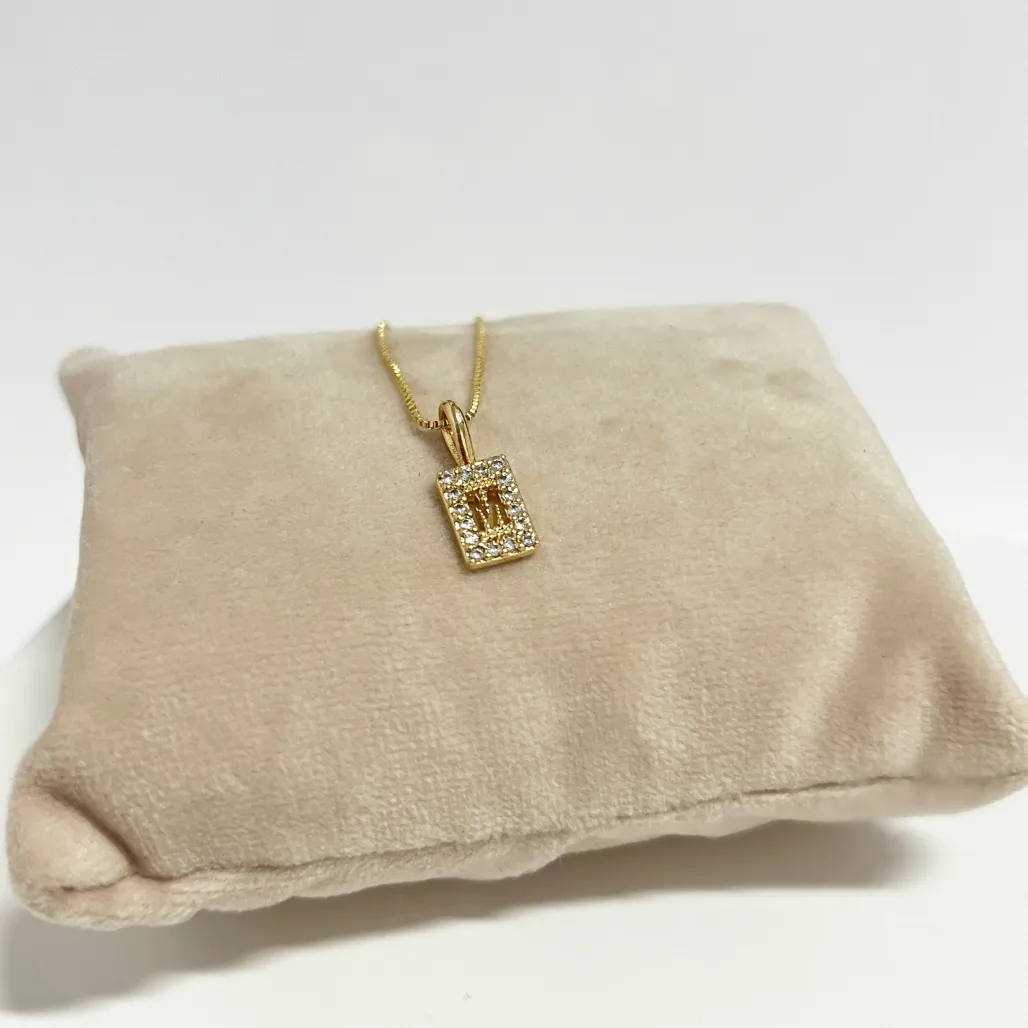 COLAR LETRA MINI MEDALHA CRAVEJADA COM LETRA - M