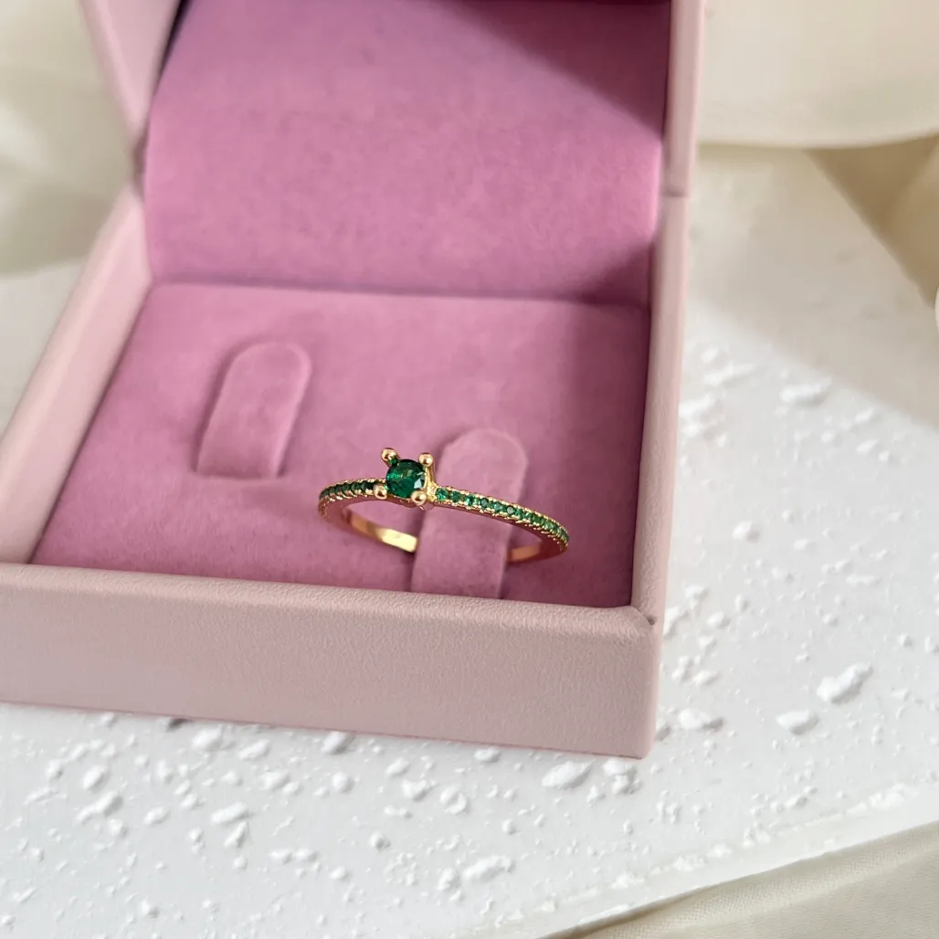 ANEL SOLITÁRIO CRAVEJADO COM ZIRCONIAS VERDE ESMERALDA