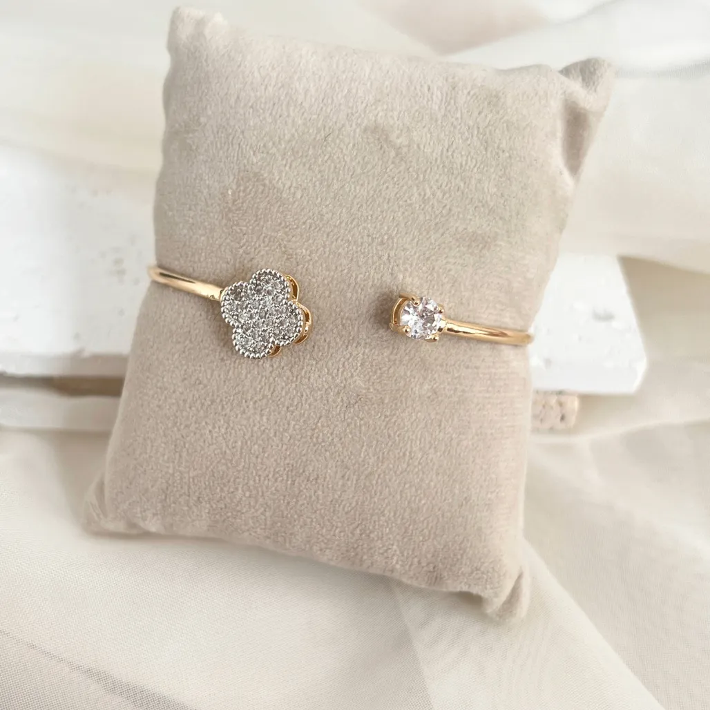 BRACELETE ABERTO TREVO CRAVEJADO E PONTO DE LUZ