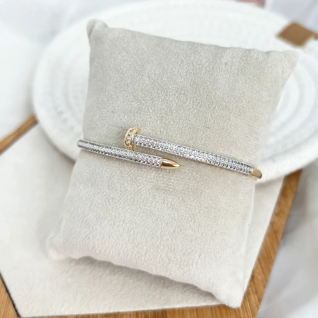 BRACELETE PREGO CRAVEJADO COM DETALJES EM RÓDIO BRANCO