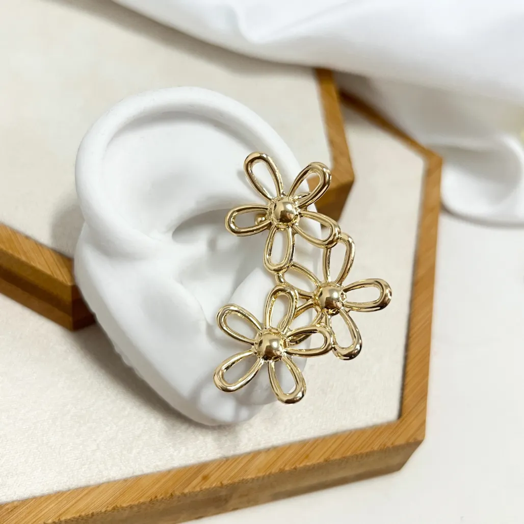 BRINCO 3 FLORES EAR CUFF