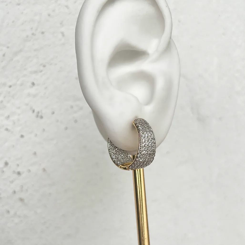 BRINCO ARGOLA ARTICULADA MICRO ZIRCONIA DENTRO E FORA COM DETALHE DE CANETA DE RÓDIO