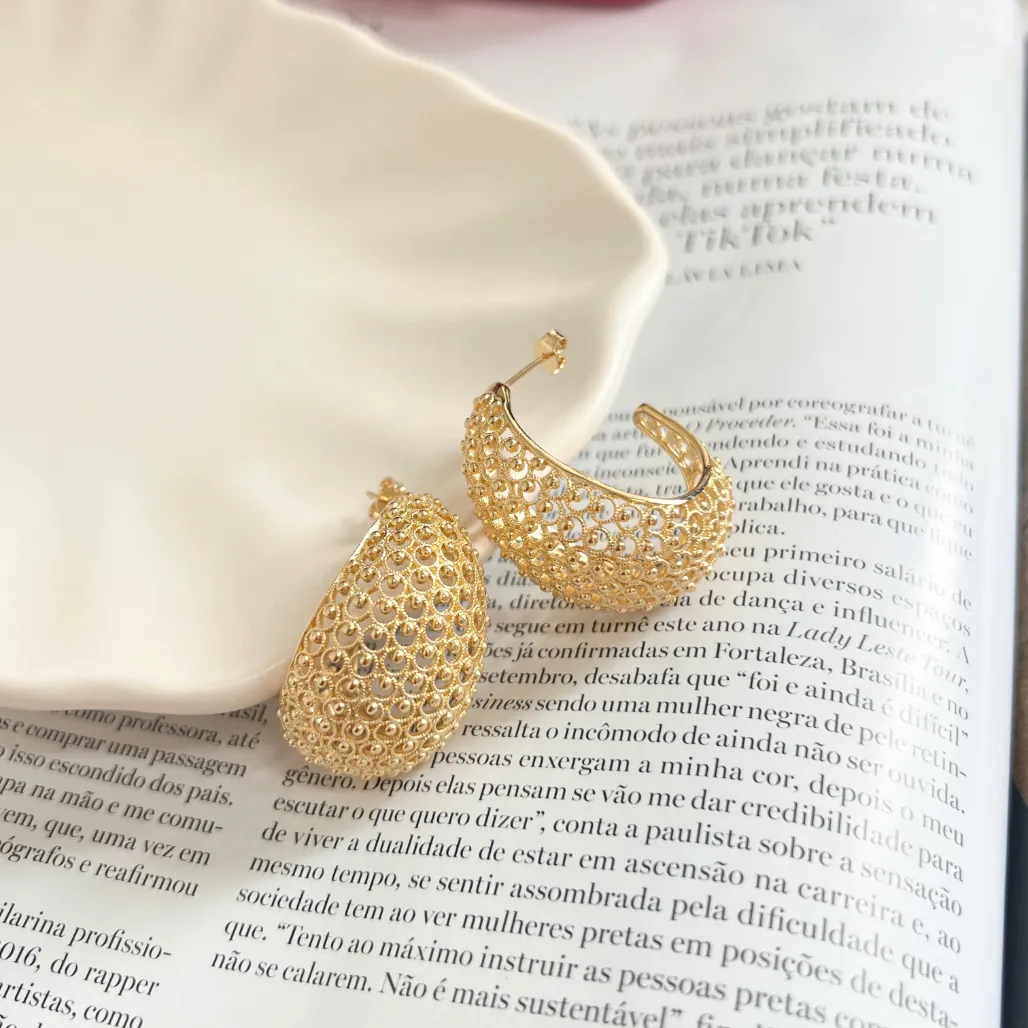 BRINCO ARGOLA GOTA VAZADA COM BOLINHAS