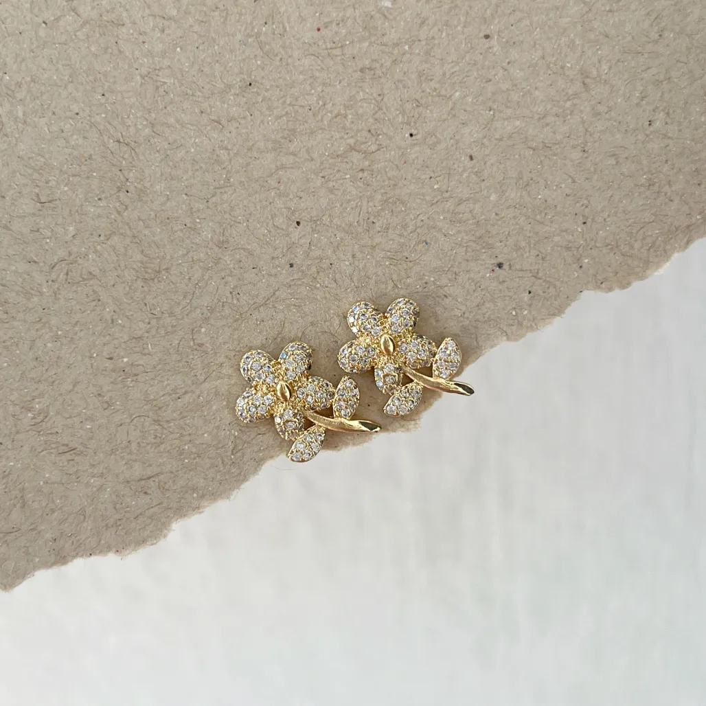 BRINCO FLOR COM FOLHAS CRAVEJADA
