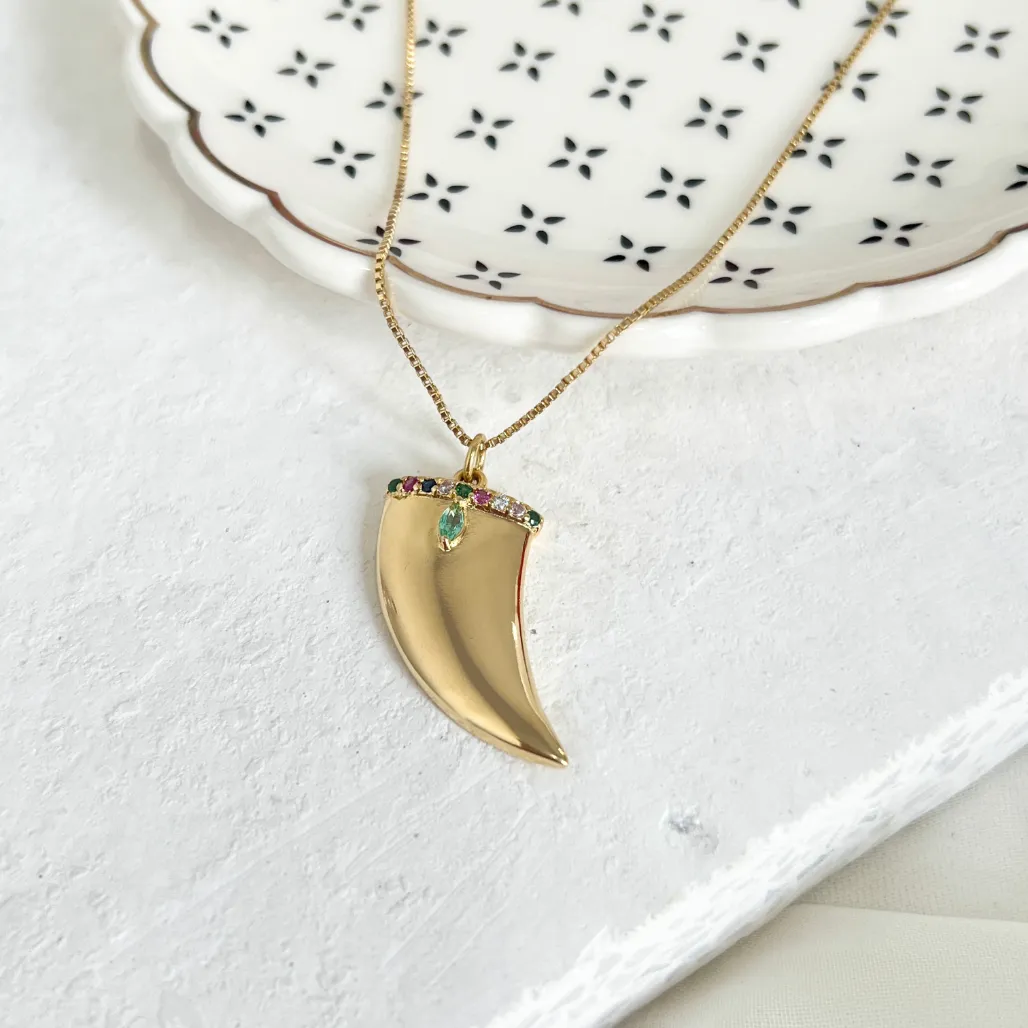 COLAR DENTE DE SABRE DOURADO COM PEDRINHA COLORIDA