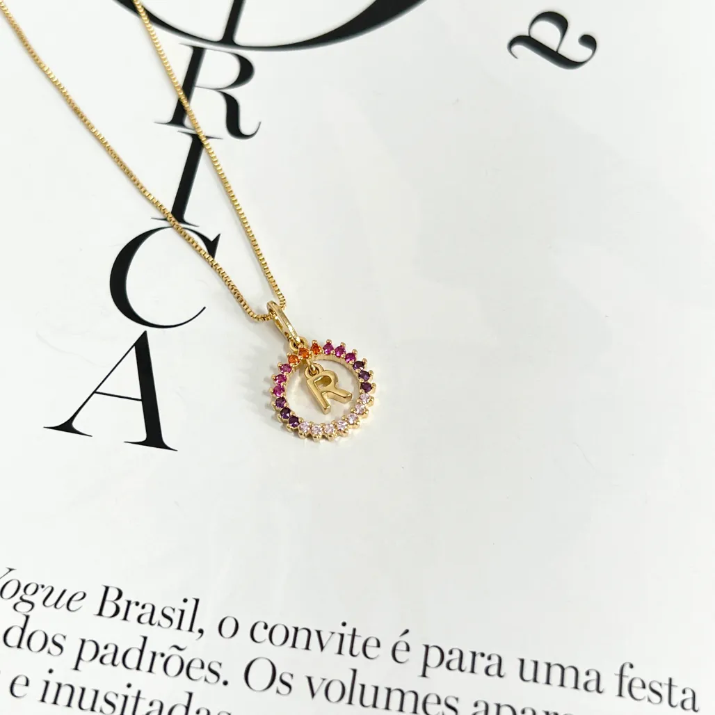COLAR MANDALA MULTICOLOR COM PINGENTE DE LETRA - R