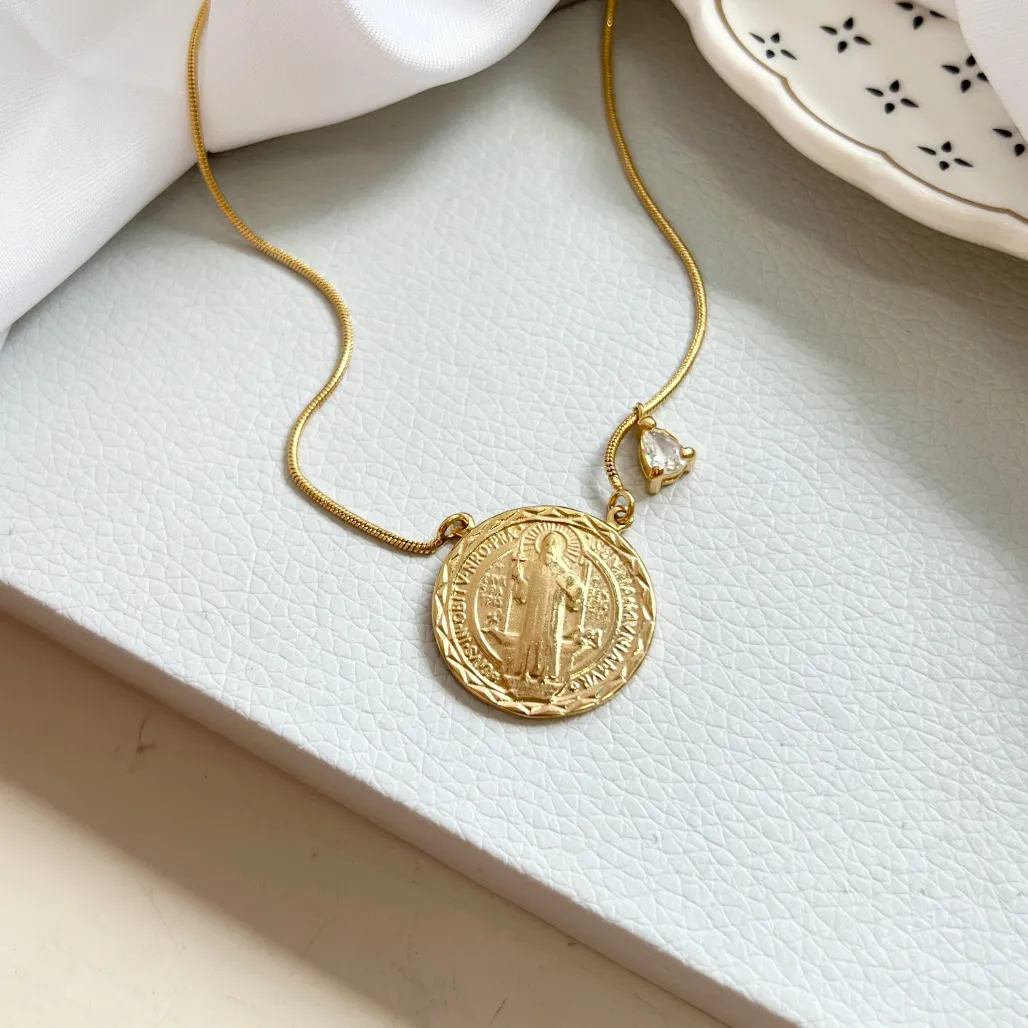 COLAR MEDALHA SÃO BENTO COM PINGENTE DE ZIRCONIA EM FORMATO DE GOTA