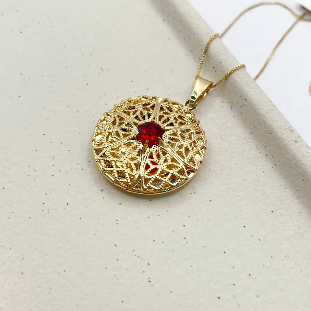 COLAR RELICÁRIO RENDADO COM PEDRA DE ZIRCONIA VERMELHA