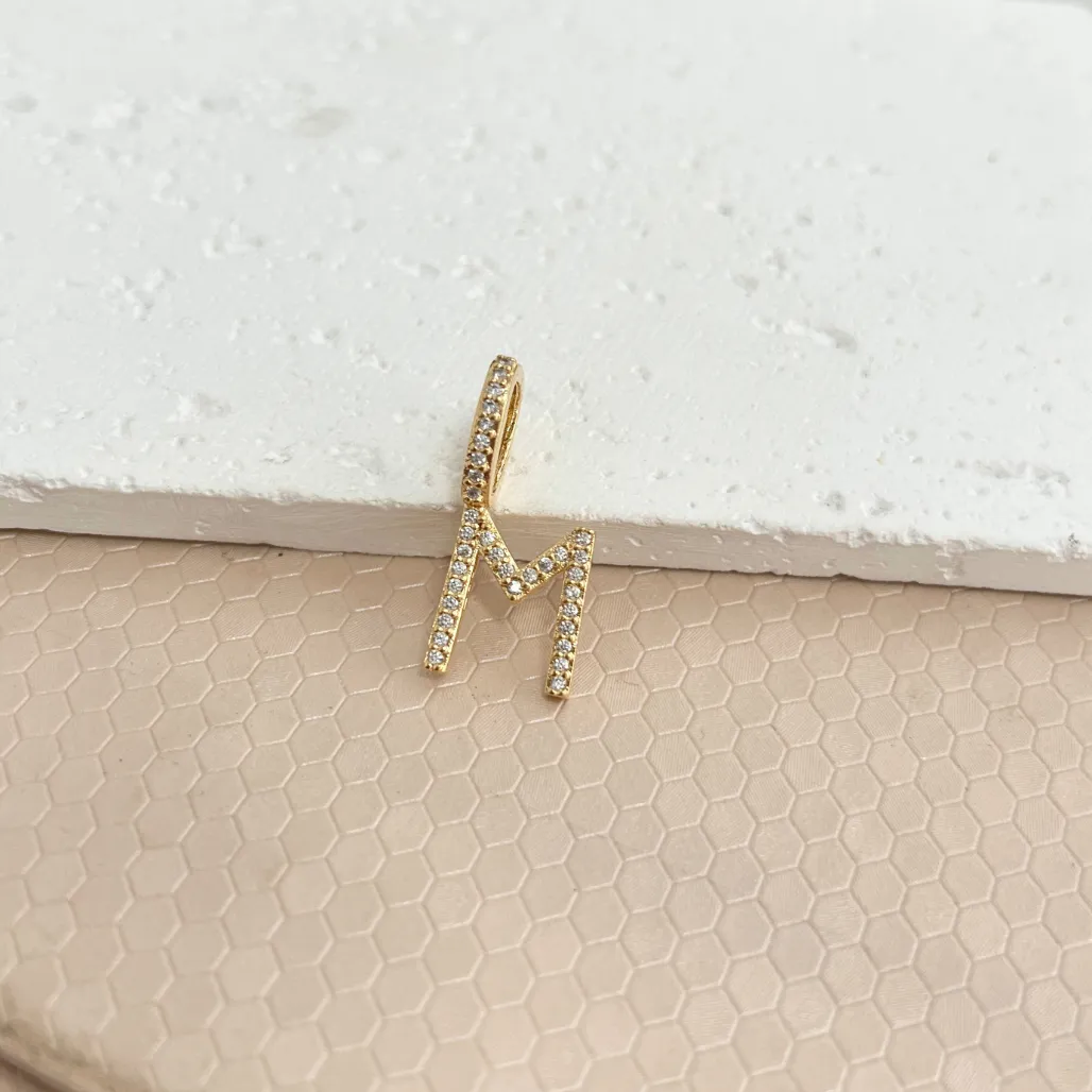 PINGENTE LETRA CRAVEJADA 1,5CM - M