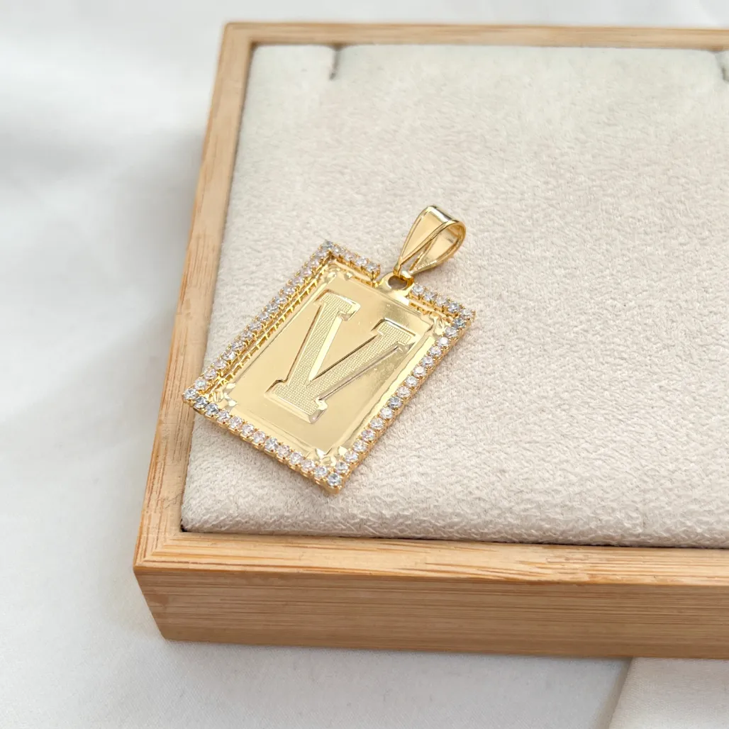 PINGENTE MEDALHA QUADRADA DE LETRA COM RIVIERA - V