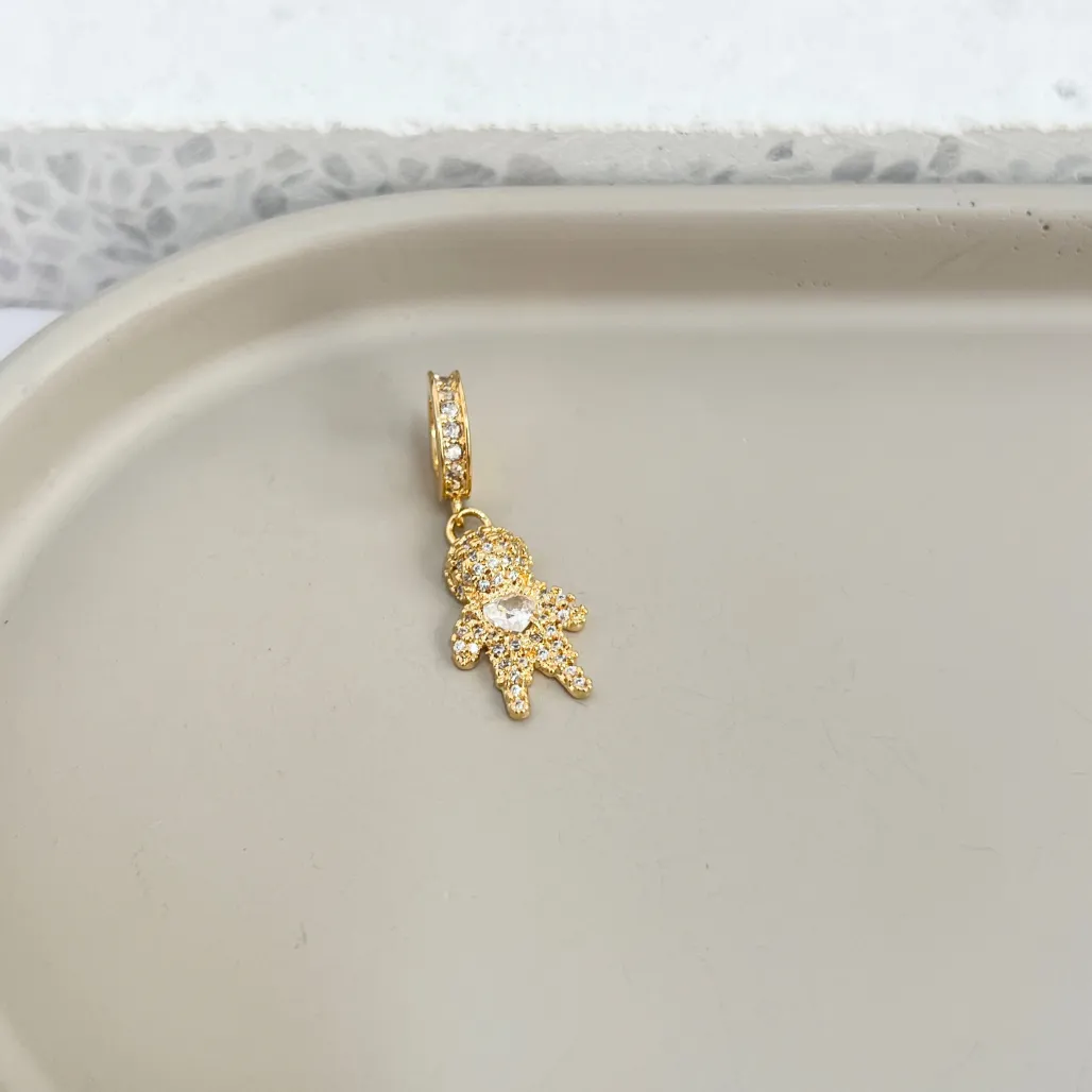 PINGENTE MENINO CRAVEJADO COM CORAÇÃO CRISTAL