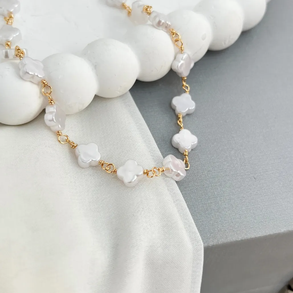 COLAR CHOKER TREVOS EM PÉROLAS 45CM