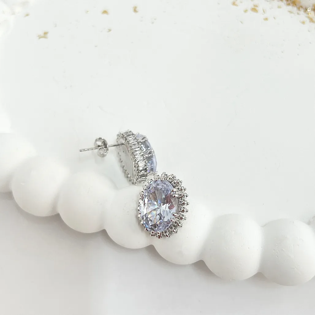 BRINCO PEDRA OVAL DE ZIRCONIA COM BAGUETES NAS BORDAS