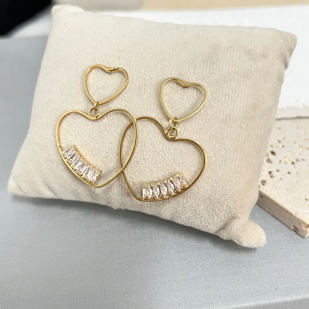 BRINCO CORAÇÕES VAZADOS COM DETALHES EM ZIRCONIA BAGUETE