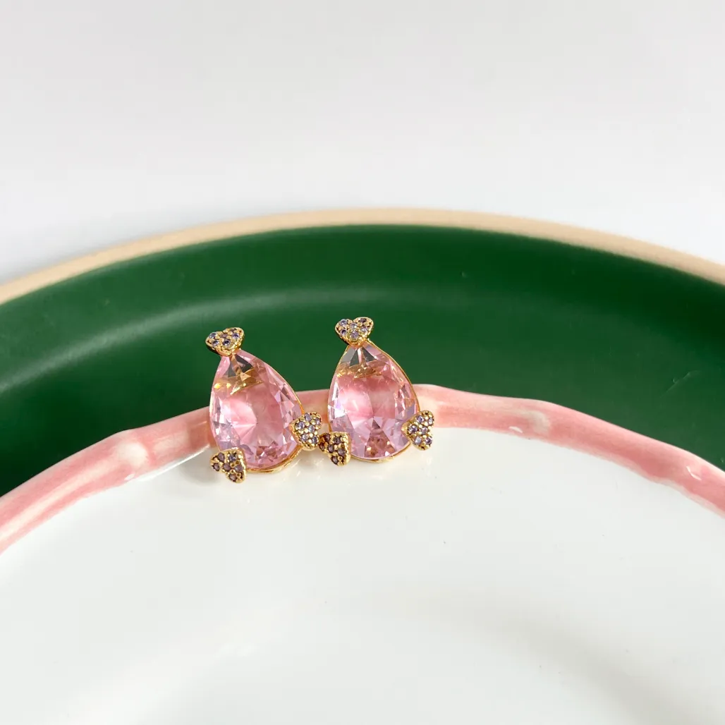 BRINCO GOTA ROSA COM DETALHES EM CORAÇÃO DE MICRO ZIRCONIAS