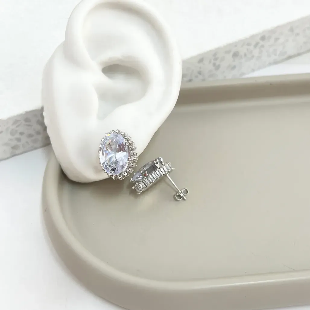 BRINCO PEDRA OVAL DE ZIRCONIA COM BAGUETES NAS BORDAS
