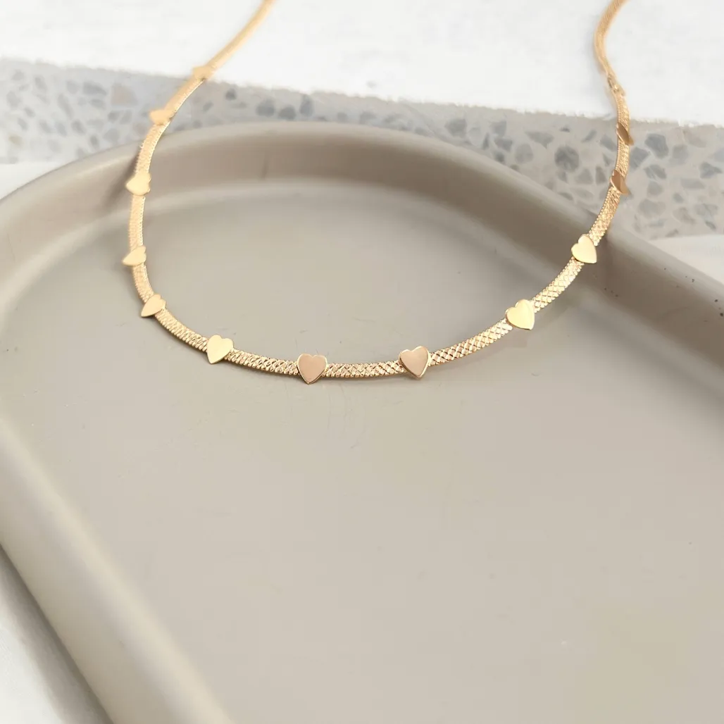 COLAR CHOKER FITA DIAMANTADA COM MINI CORAÇÕES 30CM + 10CM EXTENSOR