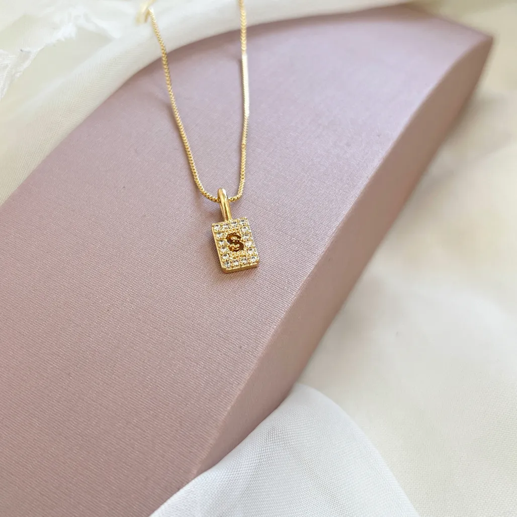 COLAR LETRA MINI MEDALHA CRAVEJADA COM LETRA