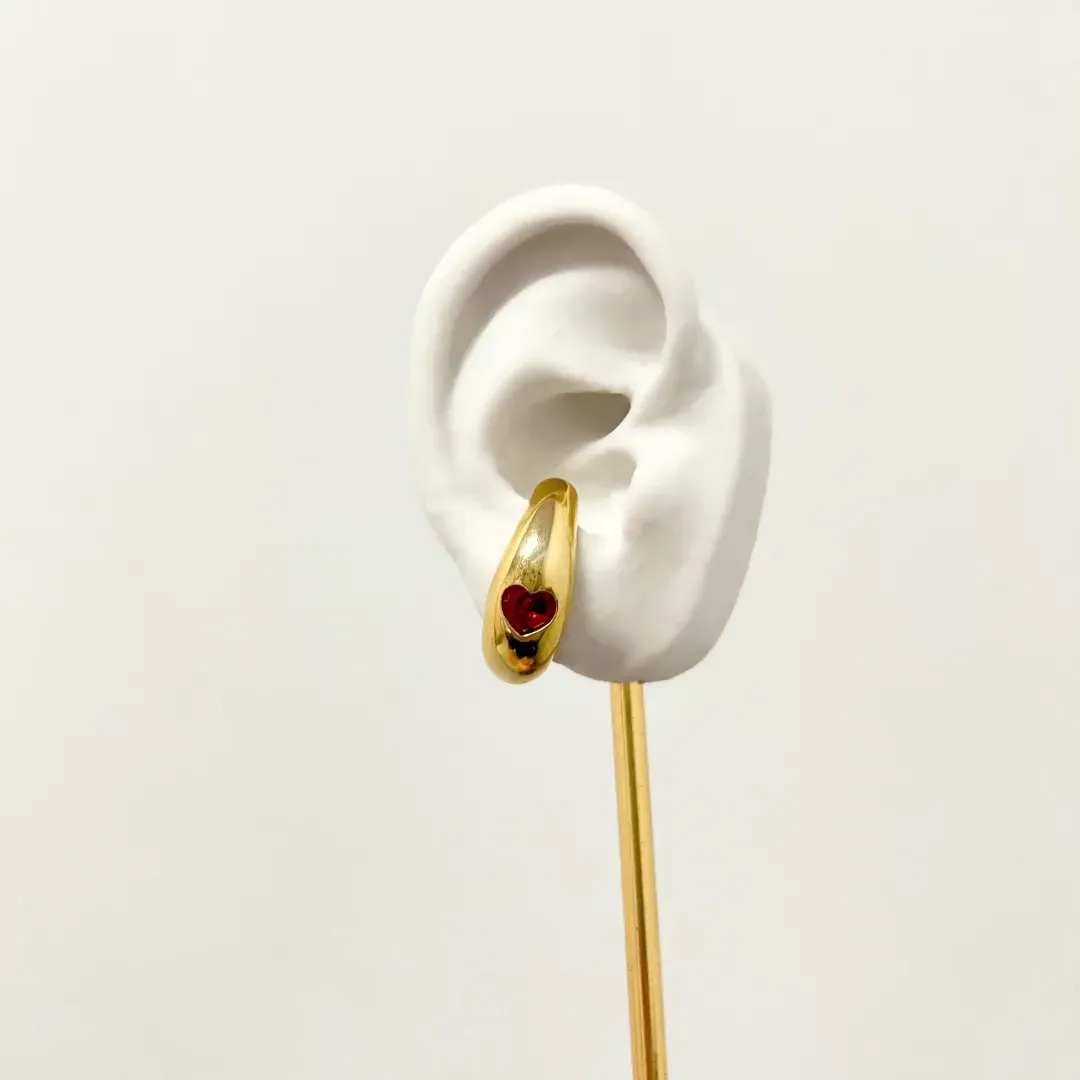 BRINCO EAR HOOK COM PEDRA DE CORAÇÃO