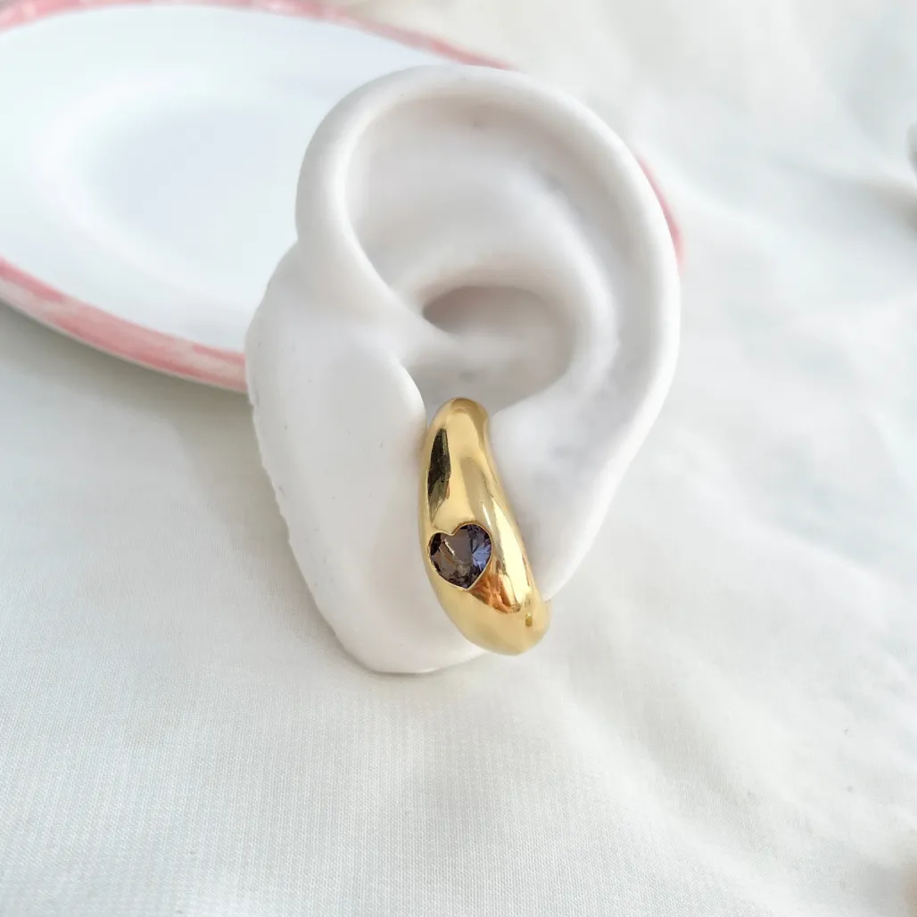 BRINCO EAR HOOK COM PEDRA DE CORAÇÃO LAVANDA