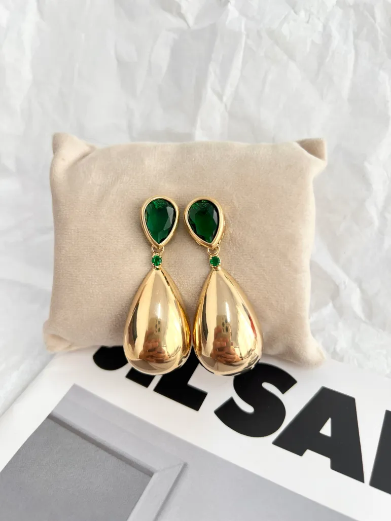 BRINCO GRANDE COM GOTA DE PEDRA VERDE ESMERALDA E GOTA LISA