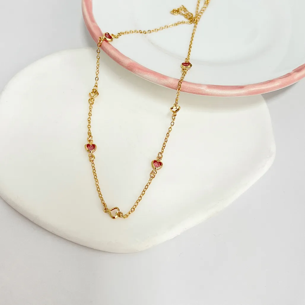 COLAR CHOKER CORAÇÕES ROSA VAZADOS E DE PEDRINHAS 45CM