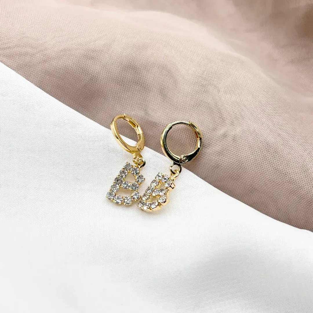 BRINCO ARGOLA DE CLICK LETRAS STRASS - B