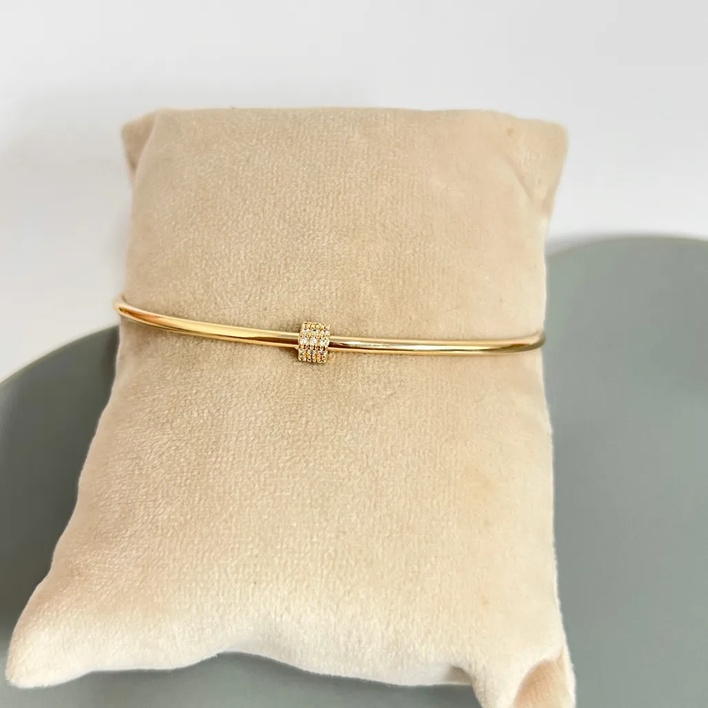 BRACELETE RIGÍDO COM FECHO E DETALHE EM MICRO ZIRCONIAS