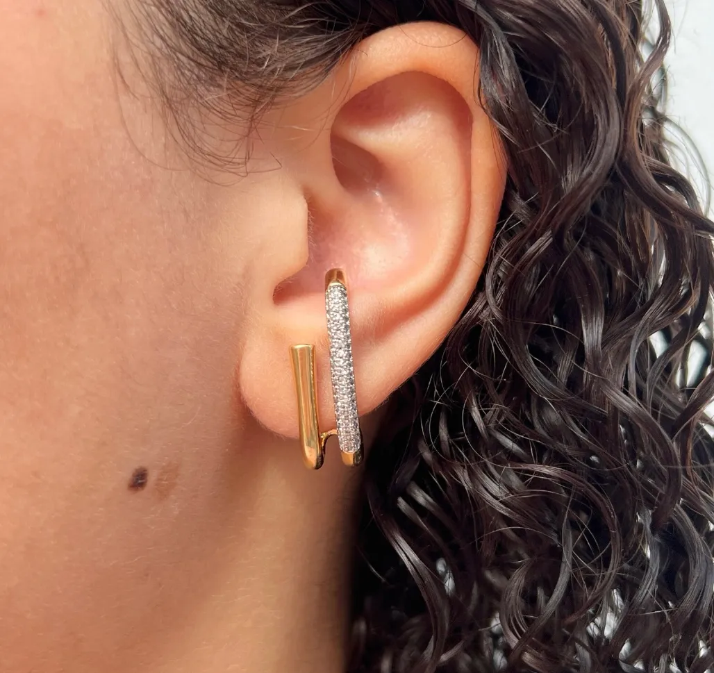 BRINCO EAR HOOK DUPLO COM MICRO ZIRCONIAS