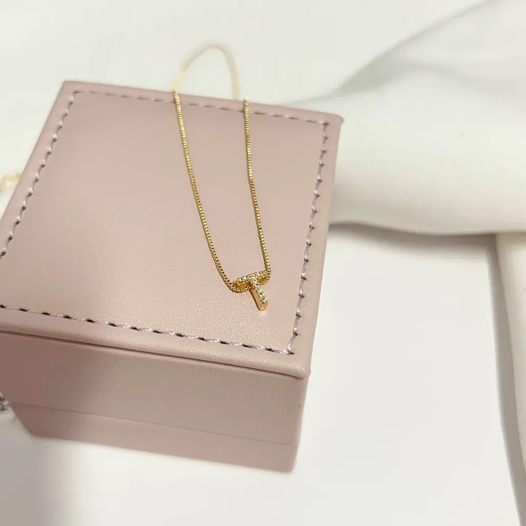 COLAR MINI LETRA CRAVEJADA MICRO ZIRCONIAS - T