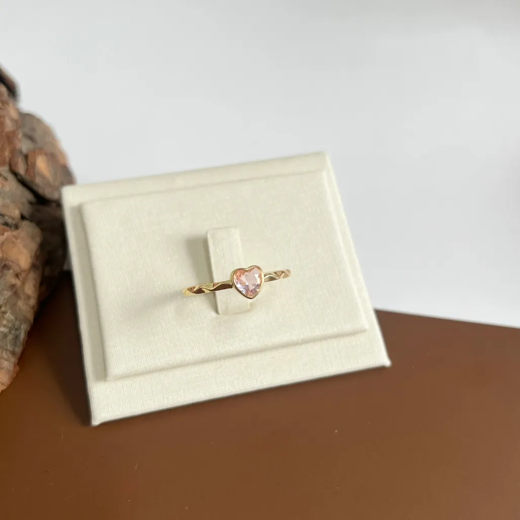ANEL ARO COM DETALHES E PEDRA CORAÇÃO ROSA
