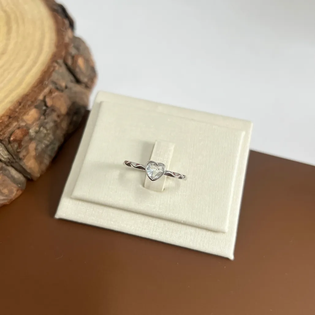 ANEL ARO COM DETALHES E PEDRA DE CORAÇÃO CRISTAL