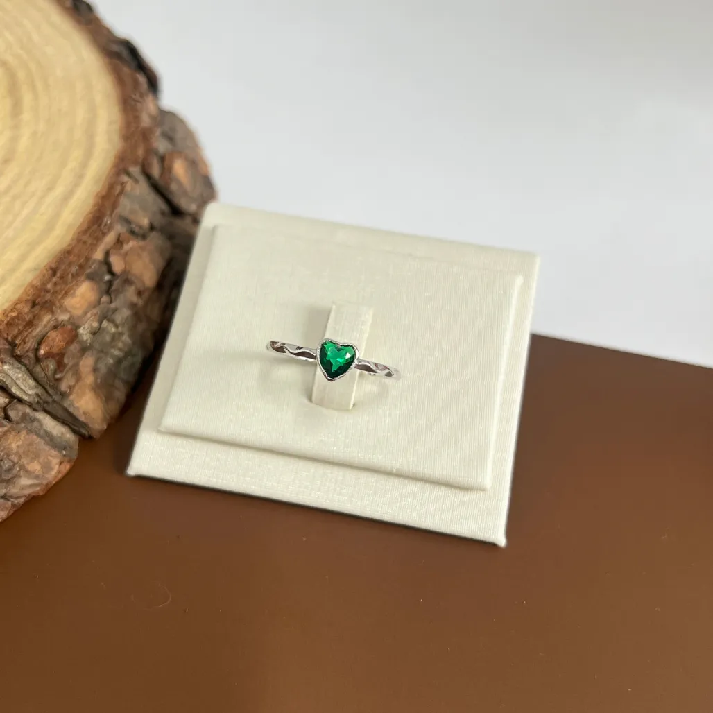 ANEL ARO COM DETALHES E PEDRA DE CORAÇÃO VERDE